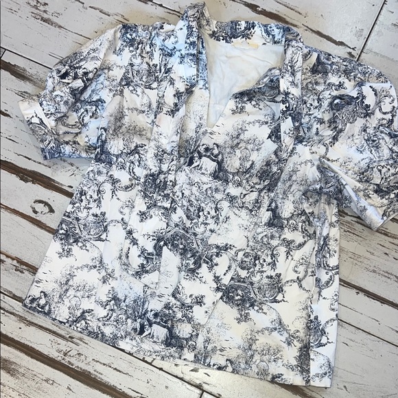 Ladies Entro brand toile white and navy v neck blouse - Picture 1 of 12